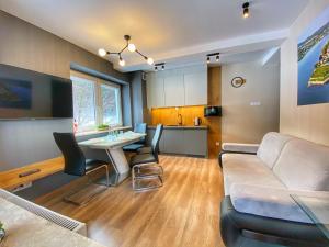 Telewizja i/lub zestaw kina domowego w obiekcie Kurort Kozubnik Apartament 33 Wellness &SPA