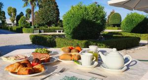 una mesa cubierta con platos de pan y bollería en Villa Serena Agriturismo en Montebelluna