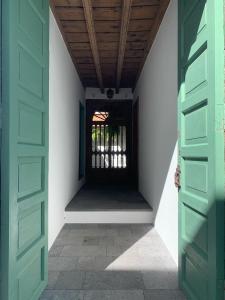 聖克魯斯－德拉帕爾馬的住宿－Casa Emblemática Don Gabriel，通往带窗户的房间的敞开门
