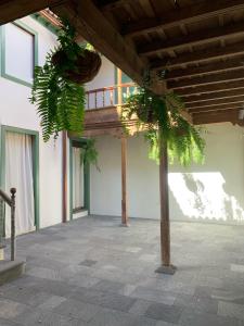 un edificio con un porche con una maceta en Casa Emblemática Don Gabriel, en Santa Cruz de la Palma