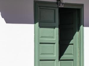 een groene deur met een bord erop bij Casa Emblemática Don Gabriel in Santa Cruz de la Palma