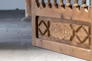una barandilla de madera con un diseño de madera en Casa Emblemática Don Gabriel, en Santa Cruz de la Palma