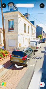 un coche aparcado al lado de una calle en L’Escapade Normande, en Le Tréport