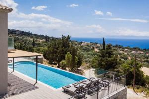 una villa con piscina e vista sull'oceano di Color villas-New Villa Green at Trapezaki with private pool a Mousata