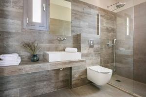 un bagno con wc, lavandino e doccia di Color villas-New Villa Green at Trapezaki with private pool a Mousata Altre 16 foto