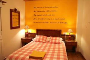 a bedroom with a bed with a quote on the wall at LA CASITA / CASA DE CAMPO in Santa Gadea