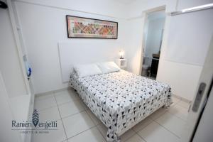 a bedroom with a bed in a white room at Paraiso, paz e conforto é aqui! Seja bem vindo(a). in Maceió
