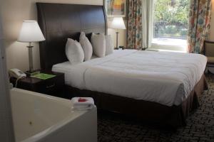 SureStay Hotel by Best Western North Myrtle Beach客房内的一张或多张床位