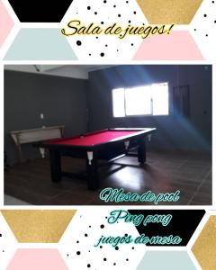 een rode pingpongtafel in een kamer bij Hostería La casa Bonita in Corrientes
