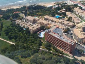 una vista aérea de un edificio en la playa en Quinta Pedra Dos Bicos, en Albufeira