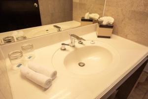 Kupatilo u objektu Hotel New Saphir Yogyakarta