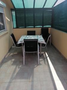 stół i krzesła w pokoju z oknem w obiekcie Apartment Sandra - 40m from the sea & parking w Nin