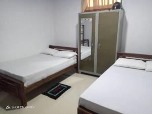 En eller flere senge i et værelse på Chathuni Holiday Home