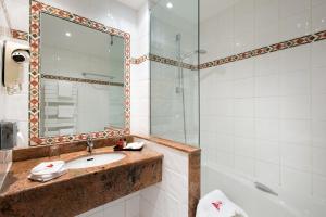 ブローニュ・シュル・メールにあるホテル ドゥ ラ マテロットのバスルーム(シンク、シャワー付)