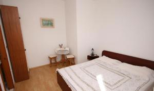 Schlafzimmer mit einem Bett und einem Tisch mit Stühlen in der Unterkunft Apartments Amalija-50m close to sea in Rogoznica