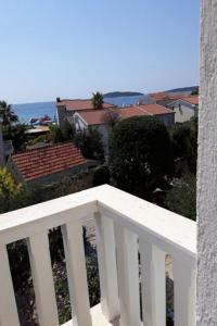 einen weißen Balkon mit Meerblick in der Unterkunft Apartments Amalija-50m close to sea in Rogoznica