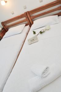 A bed or beds in a room at Vlachogiannis Hotel