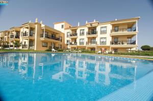 a large swimming pool in front of a building at Quinta Pedra Dos Bicos in Albufeira