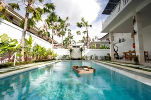 a swimming pool in the middle of a house at Semat Raya Village in Canggu