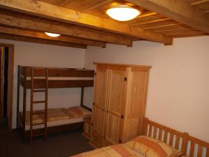 sypialnia z 2 łóżkami piętrowymi i drewnianym sufitem w obiekcie Chata Mísečky w mieście Horni Misecky