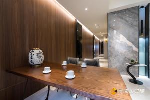 una sala de conferencias con mesa de madera y sillas en 花蓮 Cozy Stay 舒適好宅 en Hualien