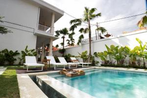 een zwembad in de achtertuin van een villa bij Semat Raya Village in Canggu