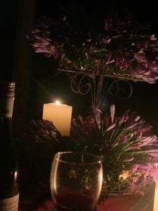 羅伯遜的住宿－Wallaby Cottage，桌上的蜡烛和花瓶