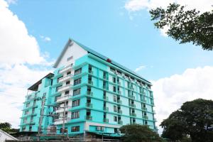 un edificio azul con techo puntiagudo en Eden Garden Resort, en Chiang Mai