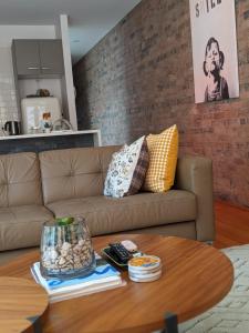 een woonkamer met een bank en een salontafel bij The Old Federal Coffee Palace in Launceston
