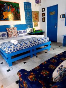The Coral House Homestay by the Taj客房内的一张或多张床位