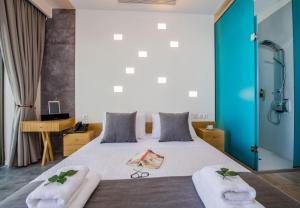Postel nebo postele na pokoji v ubytování Lilium Luxury Suites + 37 fotografií