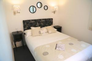 Un pat sau paturi într-o cameră la Hotel Restaurant Le Lion d'Or
