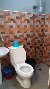 uma casa de banho com um WC branco e um lavatório. em Lucena Meg's Studio Apmnt Deluxe rm-Near SM-Wifi em Lucena