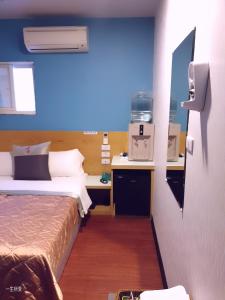 基隆的住宿－永豐旅社，酒店客房设有两张床和蓝色的墙壁。