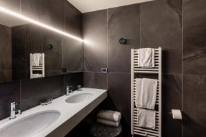 W łazience znajduje się umywalka i lustro. w obiekcie Anusca Palace Hotel w mieście Castel San Pietro Terme