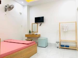 TV a/nebo společenská místnost v ubytování Nhà Nghỉ LÂM ANH