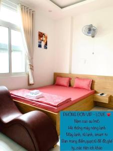 Postel nebo postele na pokoji v ubytování Nhà Nghỉ LÂM ANH