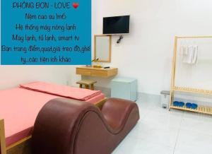 TV a/nebo společenská místnost v ubytování Nhà Nghỉ LÂM ANH