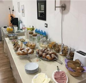 stół z wieloma różnymi rodzajami żywności w obiekcie Golden Mile B&B w mieście Ercolano