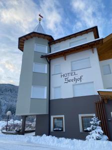 ein Schild an der Seite eines Gebäudes in der Unterkunft Hotel Seehof in Welsberg-Taisten