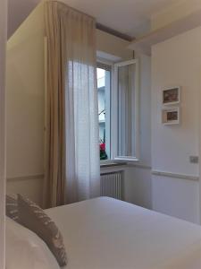 a bedroom with a bed and a window at B&B Romeo in Santarcangelo di Romagna