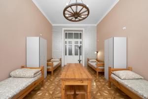 Postel nebo postele na pokoji v ubytování Cossacks Hostel