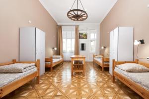 Postel nebo postele na pokoji v ubytování Cossacks Hostel