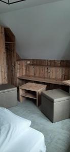 Zimmer mit einem Bett, einem Tisch und Bänken in der Unterkunft Gasthaus-Pension Hofmann in Oberdachstetten
