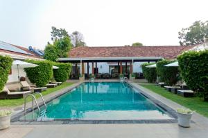 una piscina en el patio de una villa en Swanee Grand, en Negombo