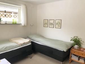 dwa łóżka w pokoju z oknem w obiekcie Kirkevængets mini Bed and Breakfast w mieście Kruså