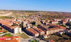 an aerial view of a city with buildings at Hostal Labranza in Fuenmayor