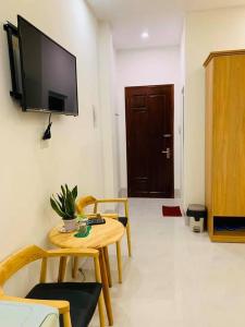 TV a/nebo společenská místnost v ubytování Nhà Nghỉ LÂM ANH