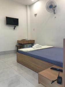 TV a/nebo společenská místnost v ubytování Nhà Nghỉ LÂM ANH