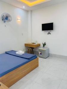 TV a/nebo společenská místnost v ubytování Nhà Nghỉ LÂM ANH